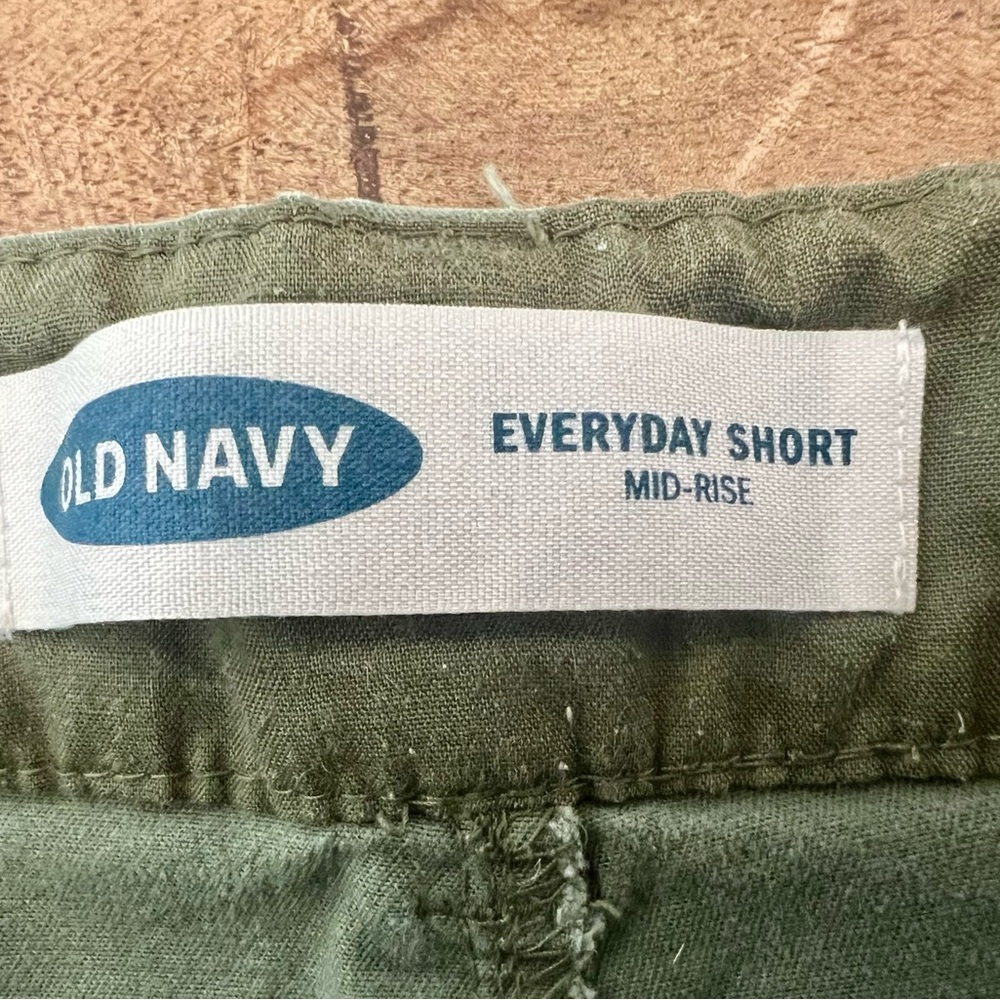 Old Navy Mid-Rise Every Day Shorts Green Khaki White Daisy Embroidered 6 EUC - Picture 3 of 6